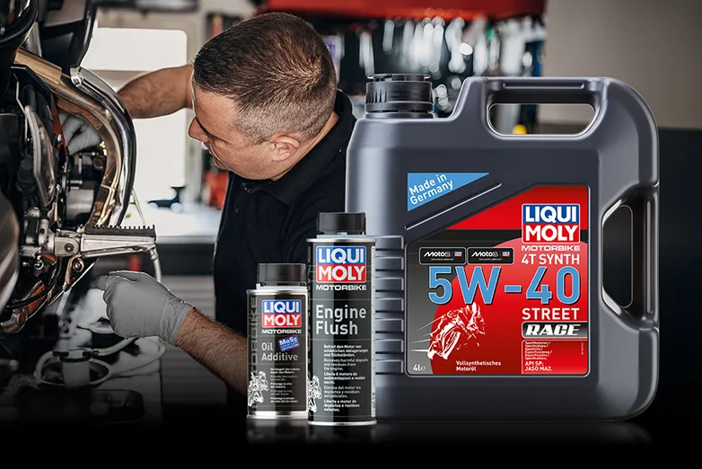 Ölwechsel an Motorrad und 5W-40 Öl und Additive in Dosen